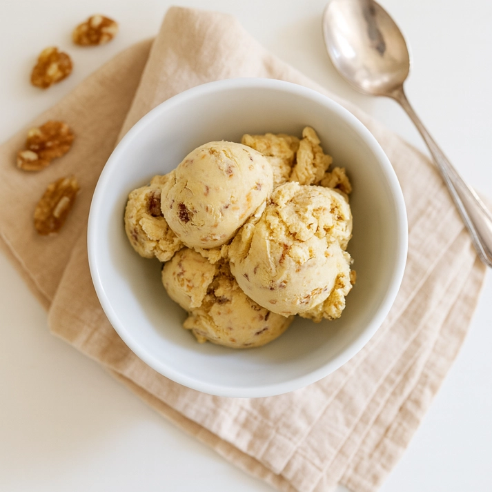 МОРОЖЕНОЕ С КЛЕНОВЫМ СИРОПОМ И КАРАМЕЛИЗИРОВАННЫМ БЕКОНОМ